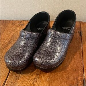 Dansko Professional Tooled Patent Leather Clogs – Silver Paisley – EU 41